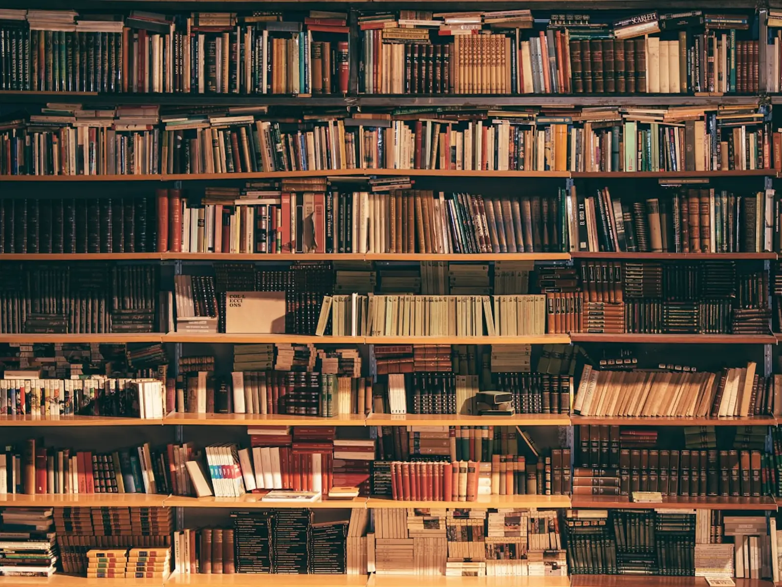 Biblioteca legal con libros antiguos apilados, atmósfera de estudio y análisis jurídico.